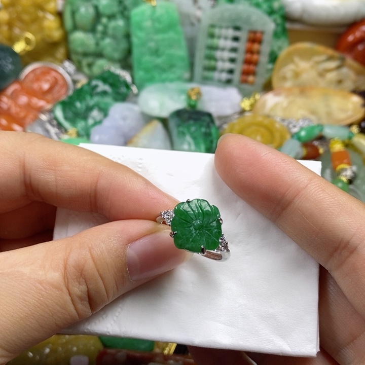 翡翠吊坠(赠链)未镶嵌