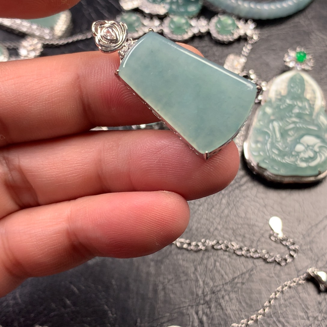 翡翠未镶嵌颈饰平面无事牌