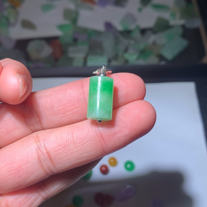 豆***豆翡翠未镶嵌颈饰挂件