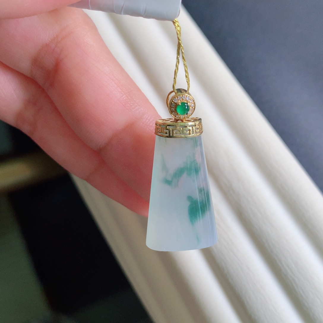 翡翠18K金镶嵌颈饰无事牌