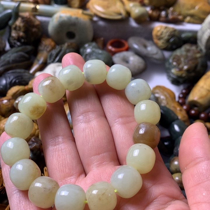 未镶嵌岫岩河磨玉（透闪石质玉）把件