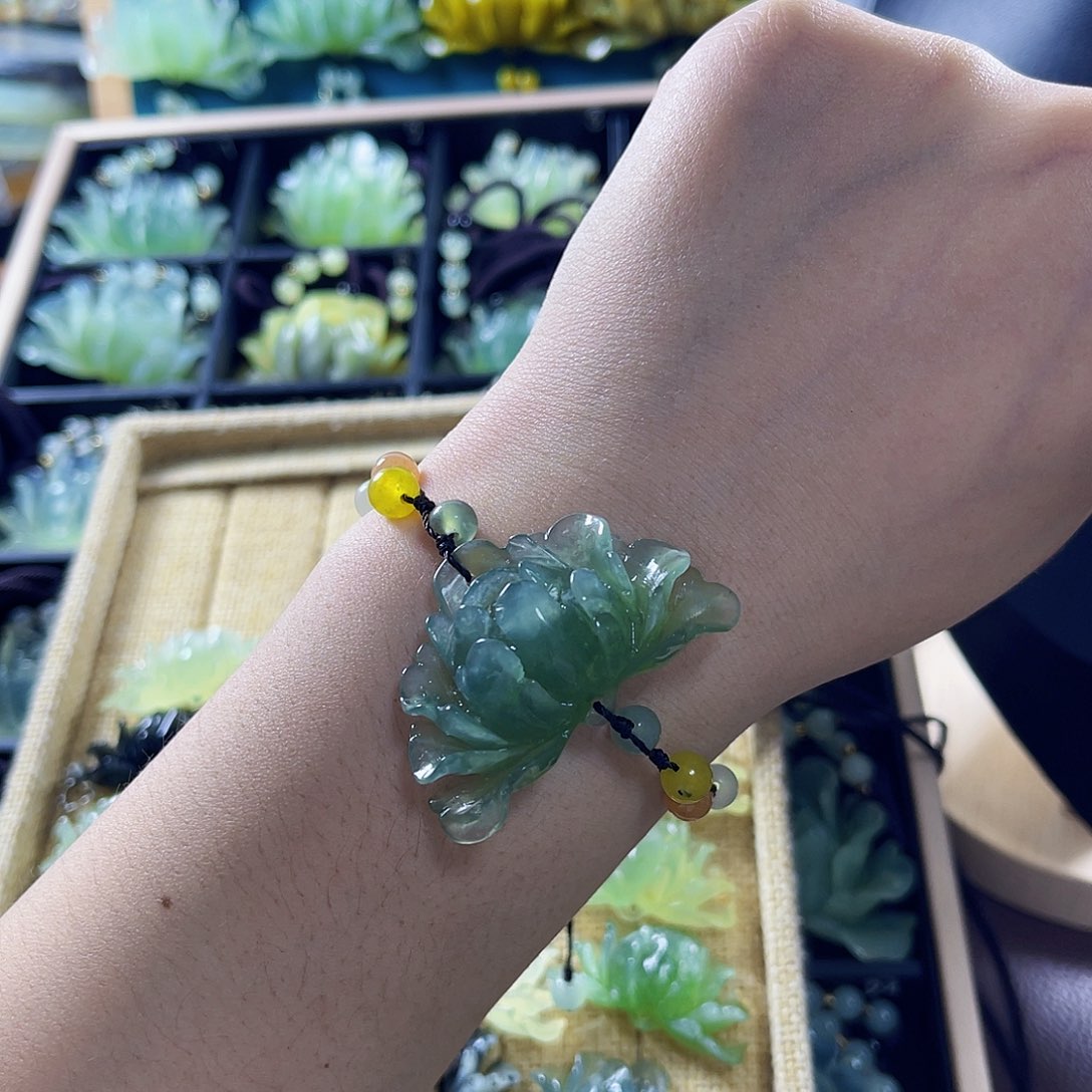 蛇纹石玉颈饰合金