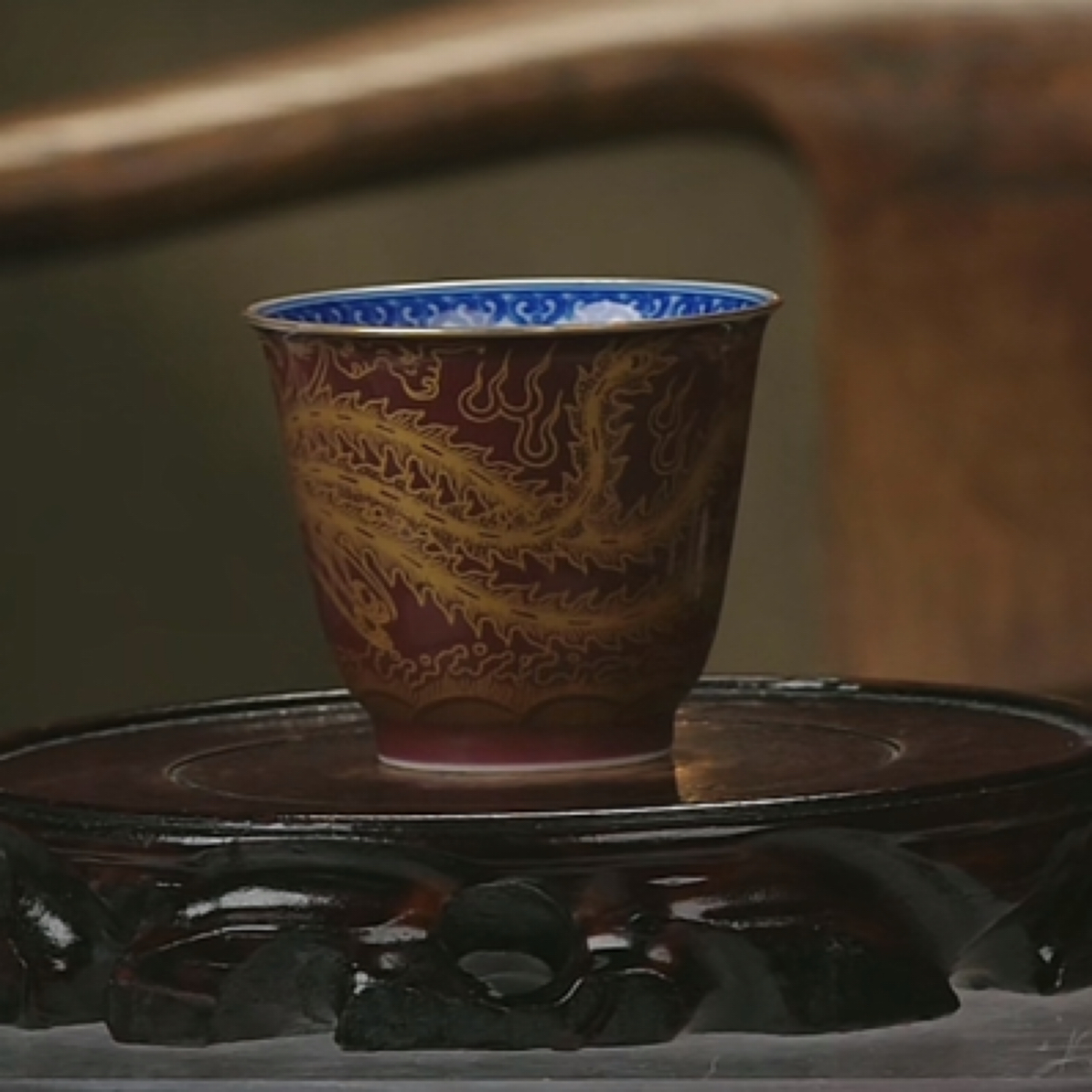 M内青花外珊瑚红地描金凤纹直口杯