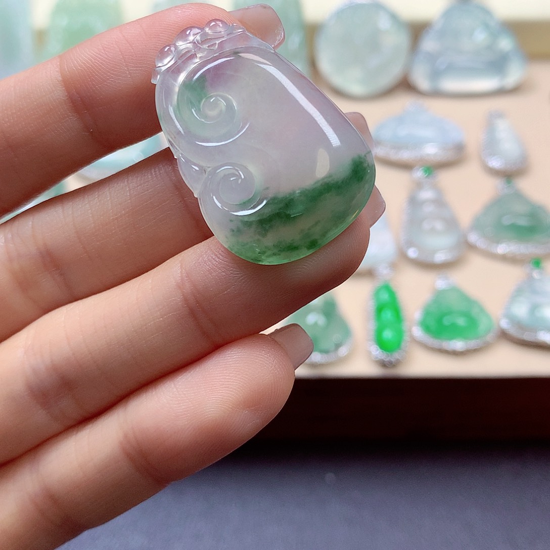 翡翠颈饰未镶嵌是***呀翡翠