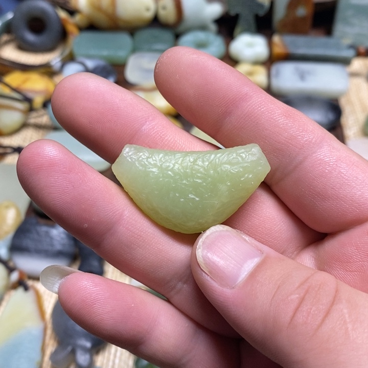 蛇纹石玉未镶嵌颈饰