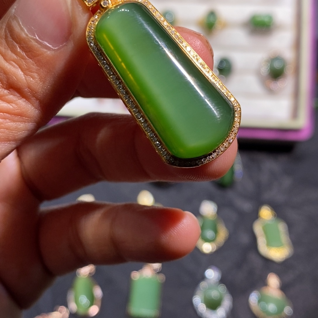 和田玉（碧玉）颈饰18K金镶嵌