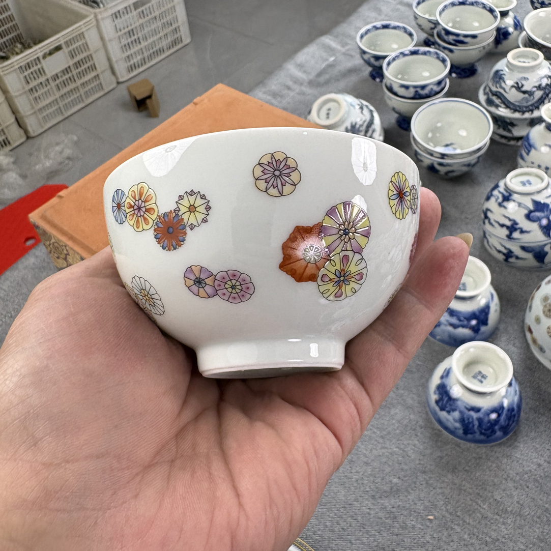 景德镇粉彩皮球花鸡心杯