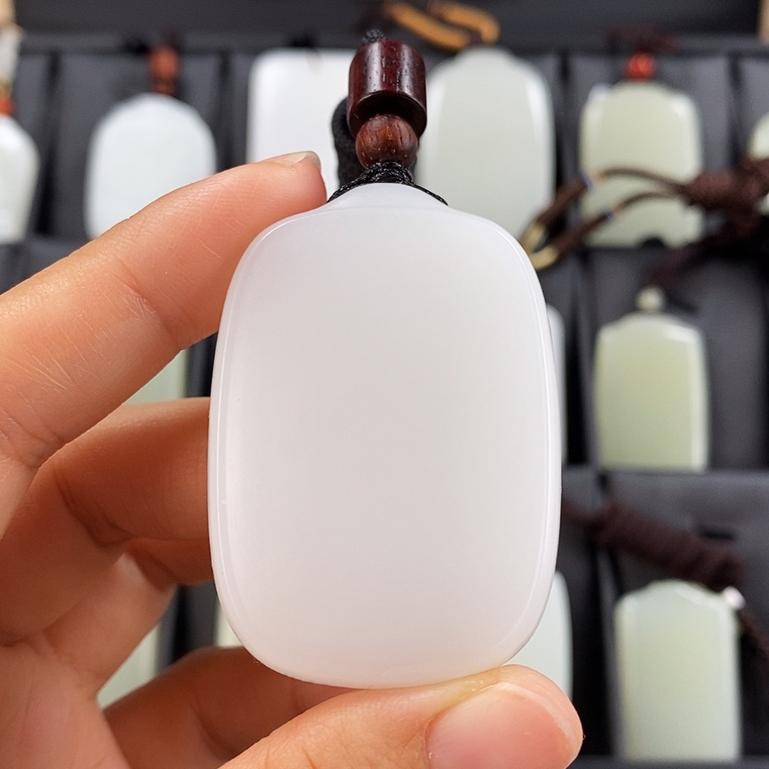 ****帆和田玉未镶嵌颈饰