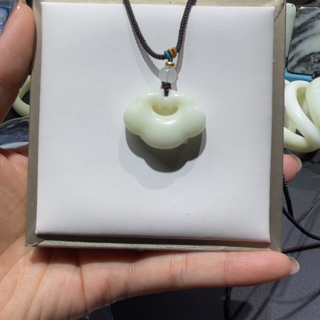 蓝田玉（蛇纹石化大理石玉）颈饰未镶嵌长****房