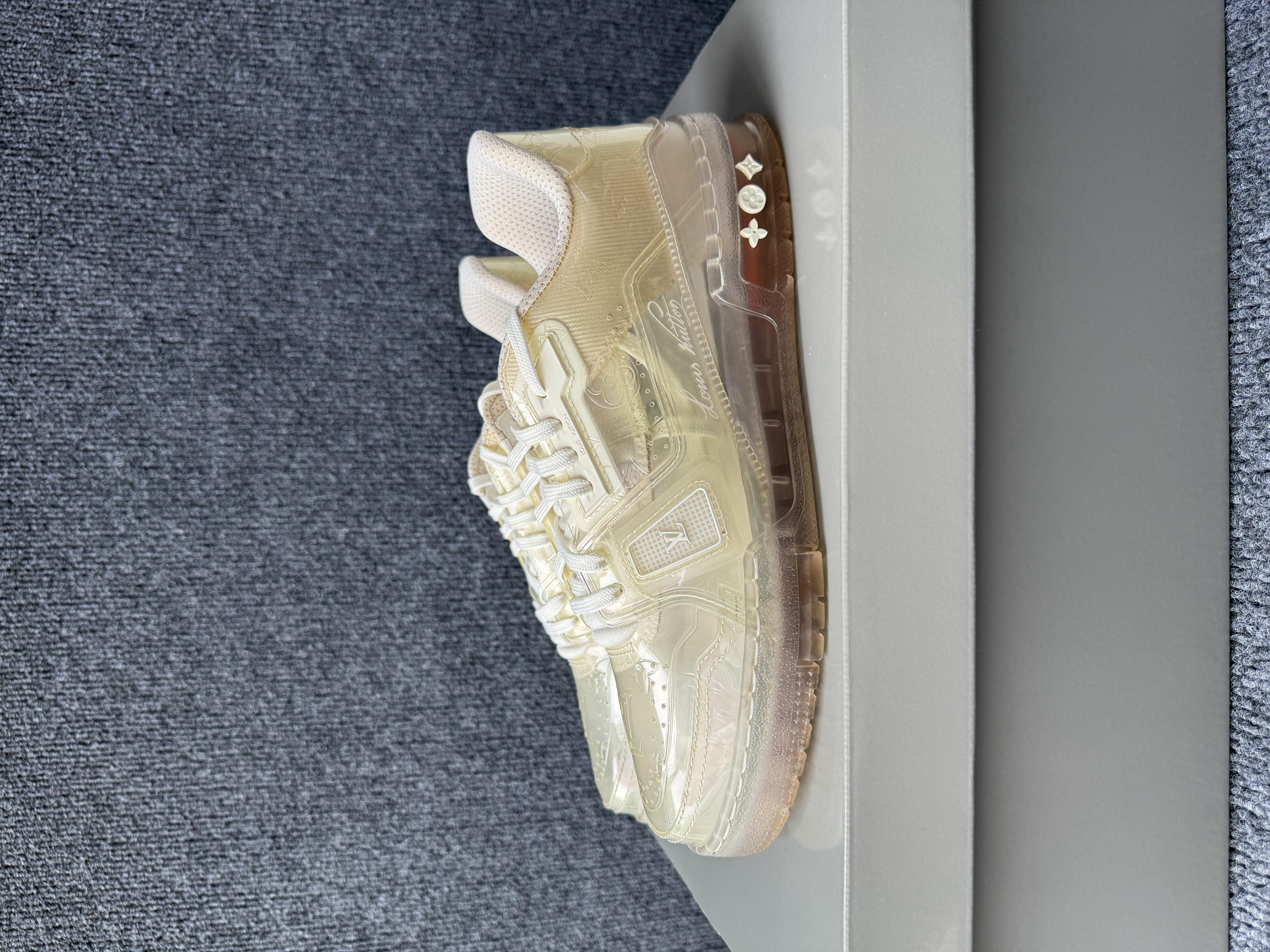 95新 LouisVuitton/路易威登 41.5码 trainer 透明徽标 板鞋 配盒