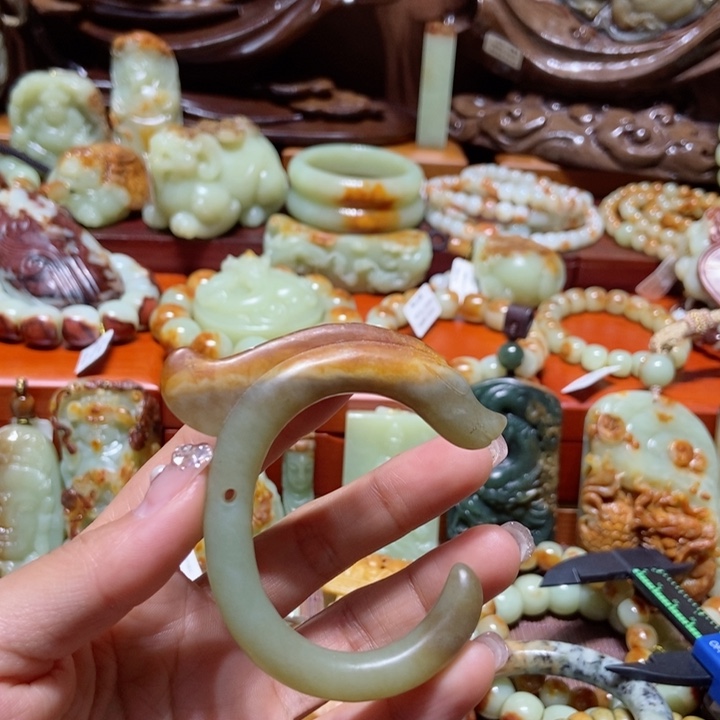 岫岩河磨玉（透闪石质玉）挂件未镶嵌阿*