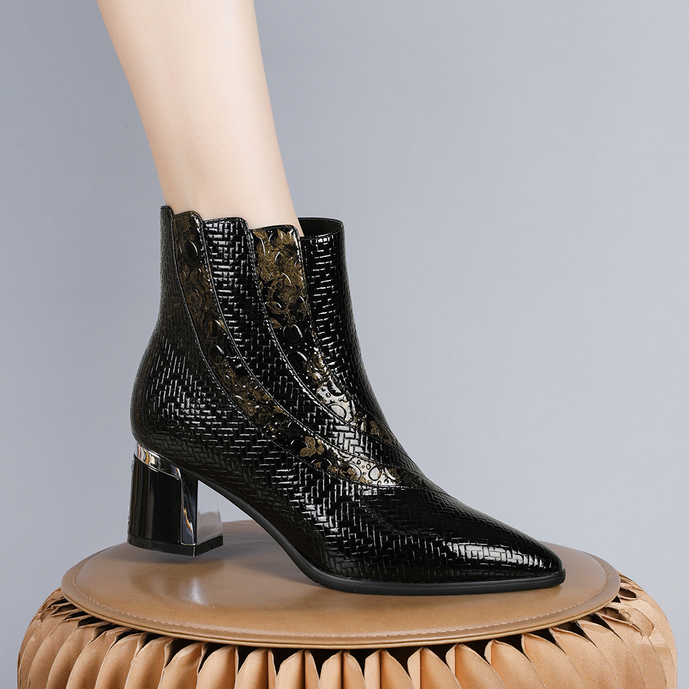 妮彩诗2023年英伦风气质尖头职业粗跟短靴女黑色时绒里靴子女8545