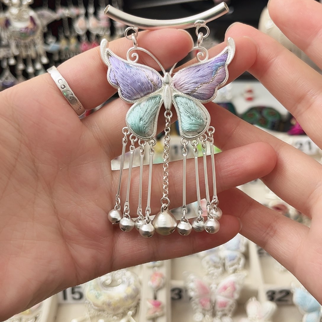 织绣紫色蝴蝶配黑绳子