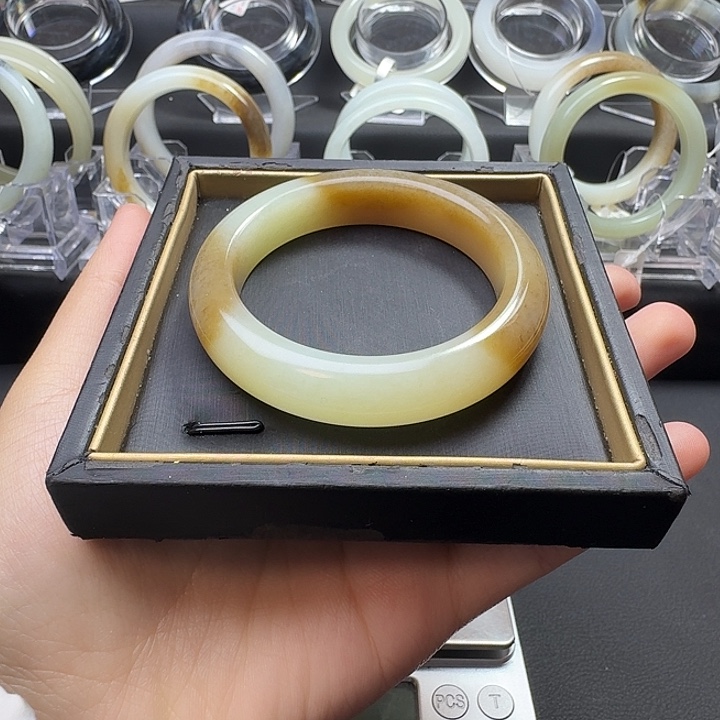 和田玉未镶嵌手镯