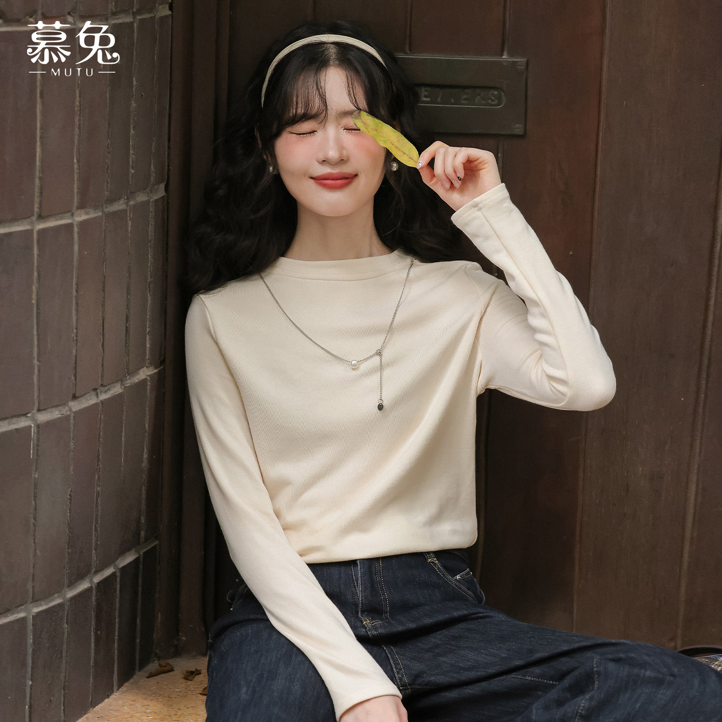 韩系圆领长袖内搭上衣女2025冬季新款别致修身显瘦正肩打底衫