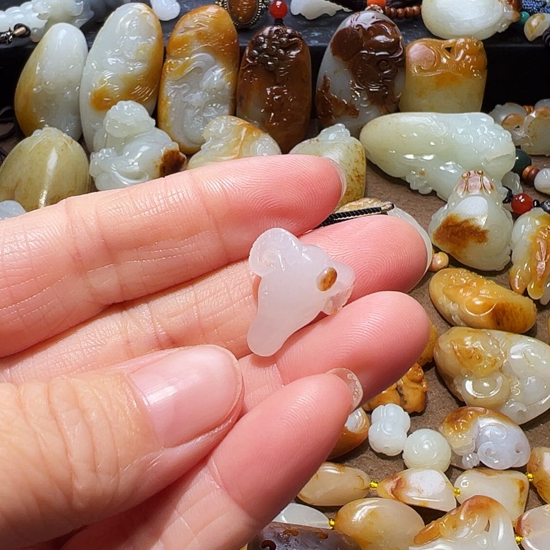 和田玉颈饰未镶嵌于*墨