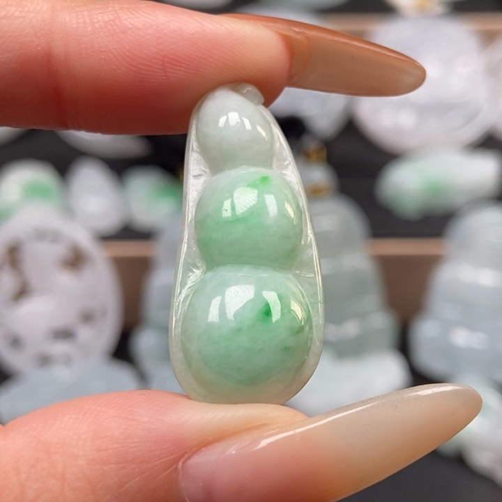 翡翠未镶嵌颈饰福豆