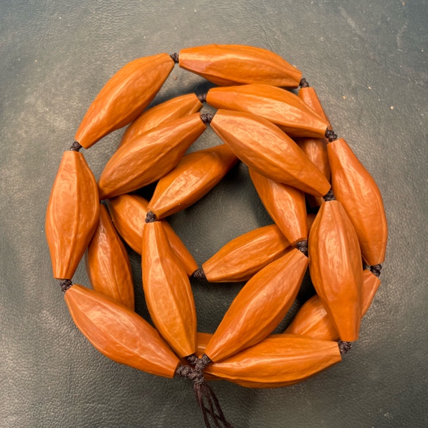 橄榄核原皮去霜柳叶脖挂21颗。1.2、1.3、1.4