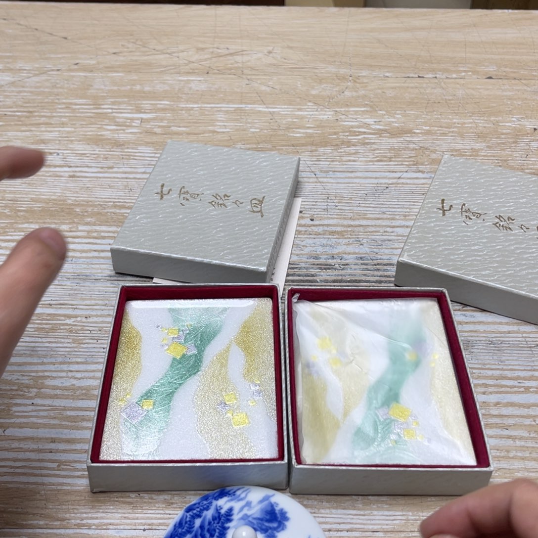 瓷片密密麻麻地排列着一个