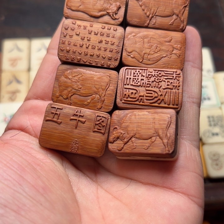 用***哥实心竹雕刻手把件