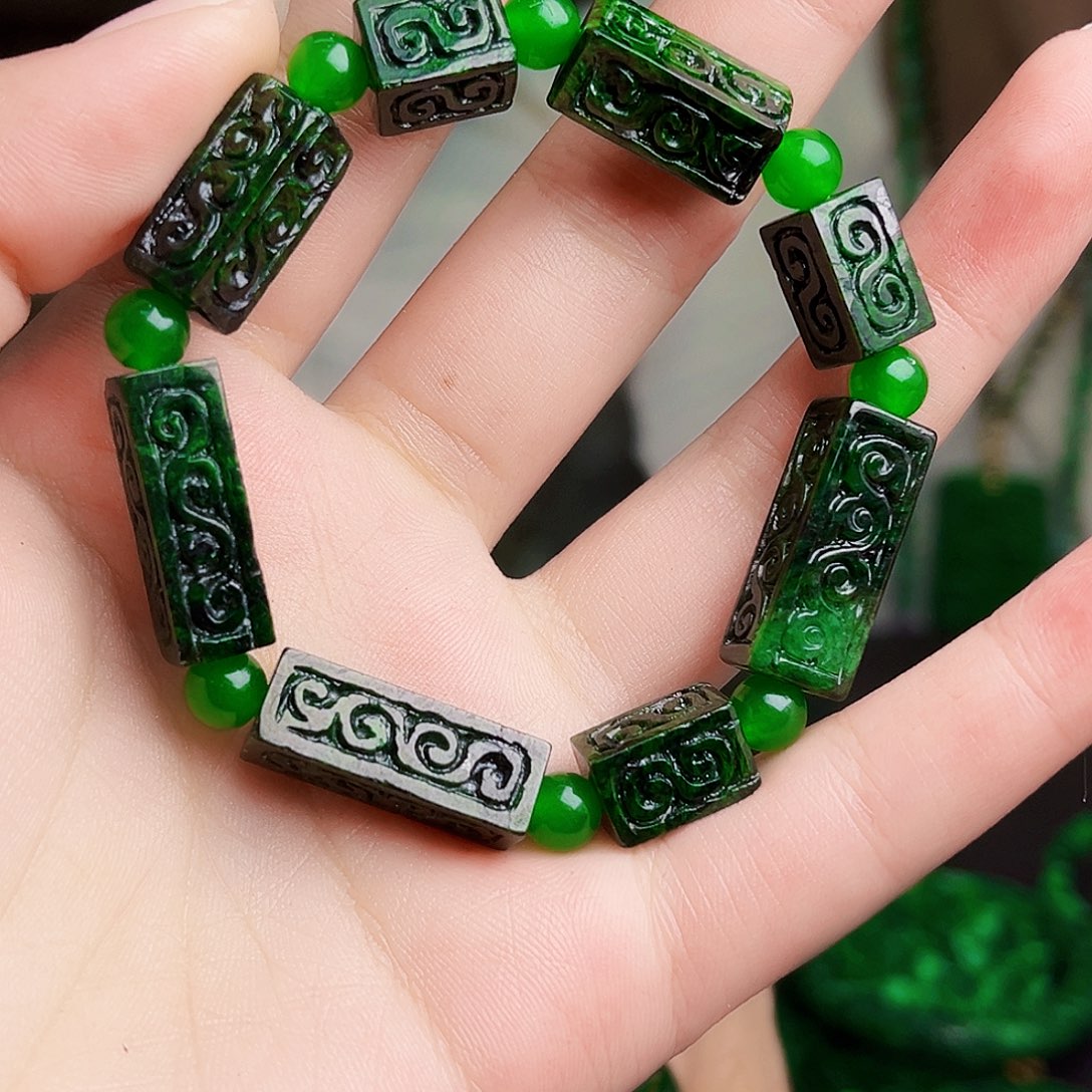 颈饰未镶嵌翡翠多样性