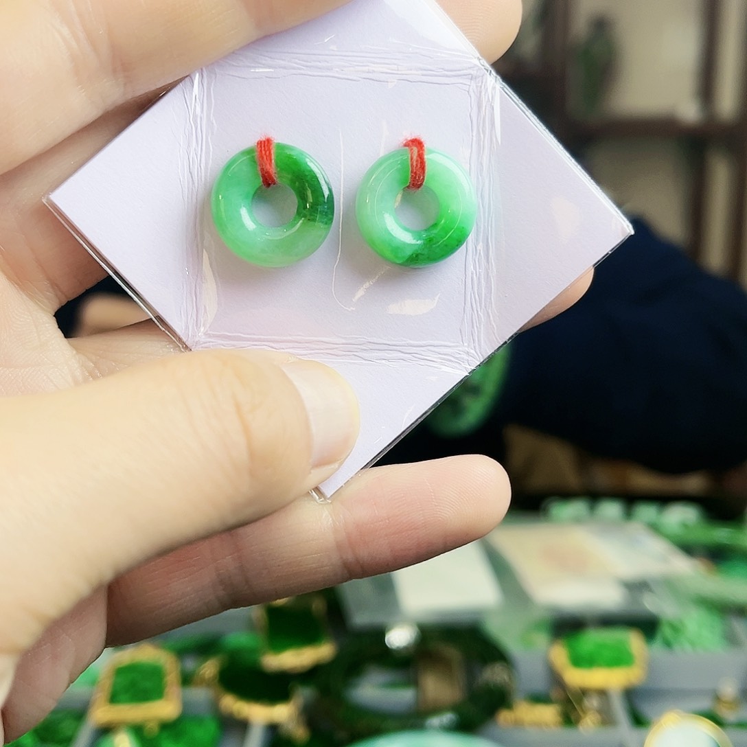 翡翠颈饰未镶嵌耳饰