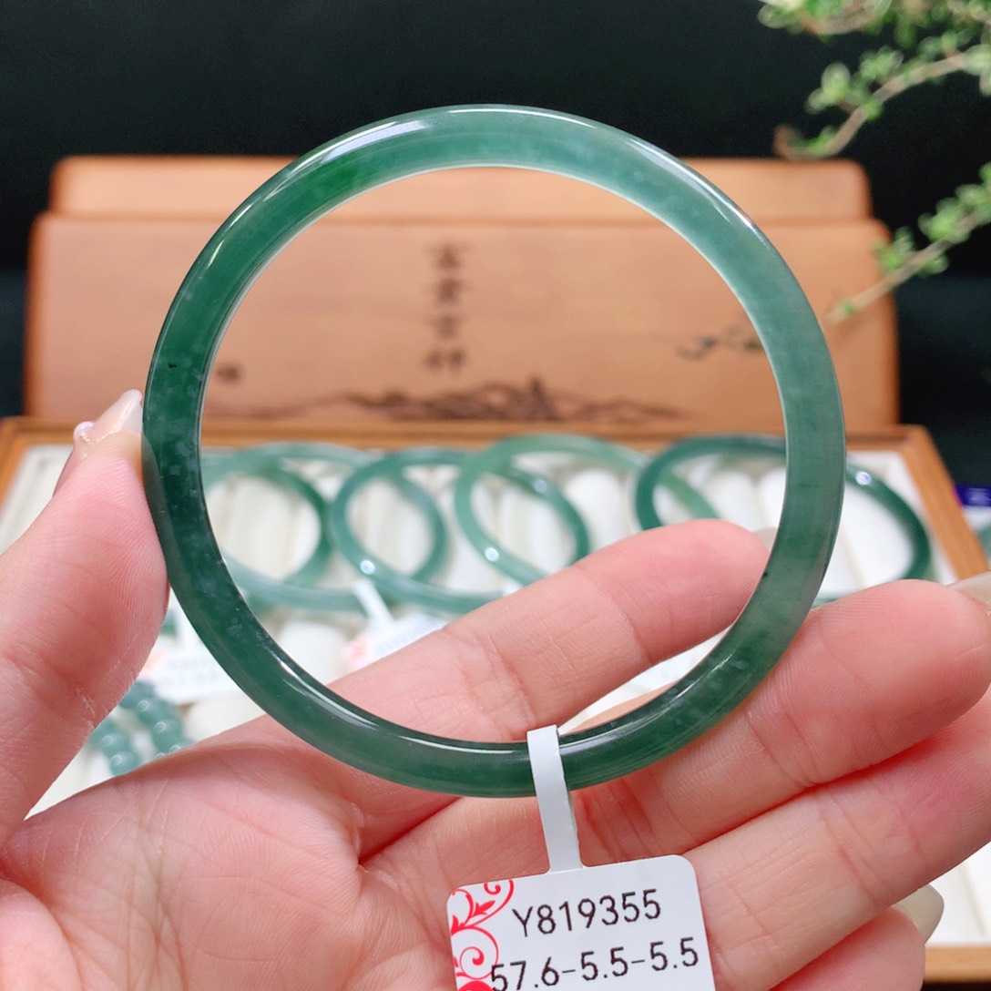 翡翠手镯未镶嵌天然