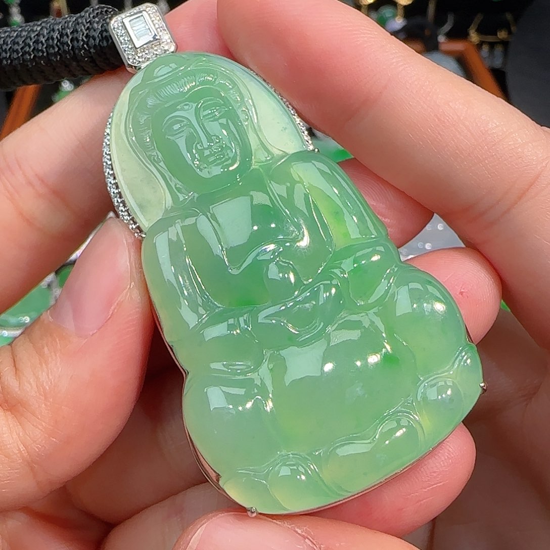 翡翠颈饰18K金镶嵌冰种一刀切果绿观音