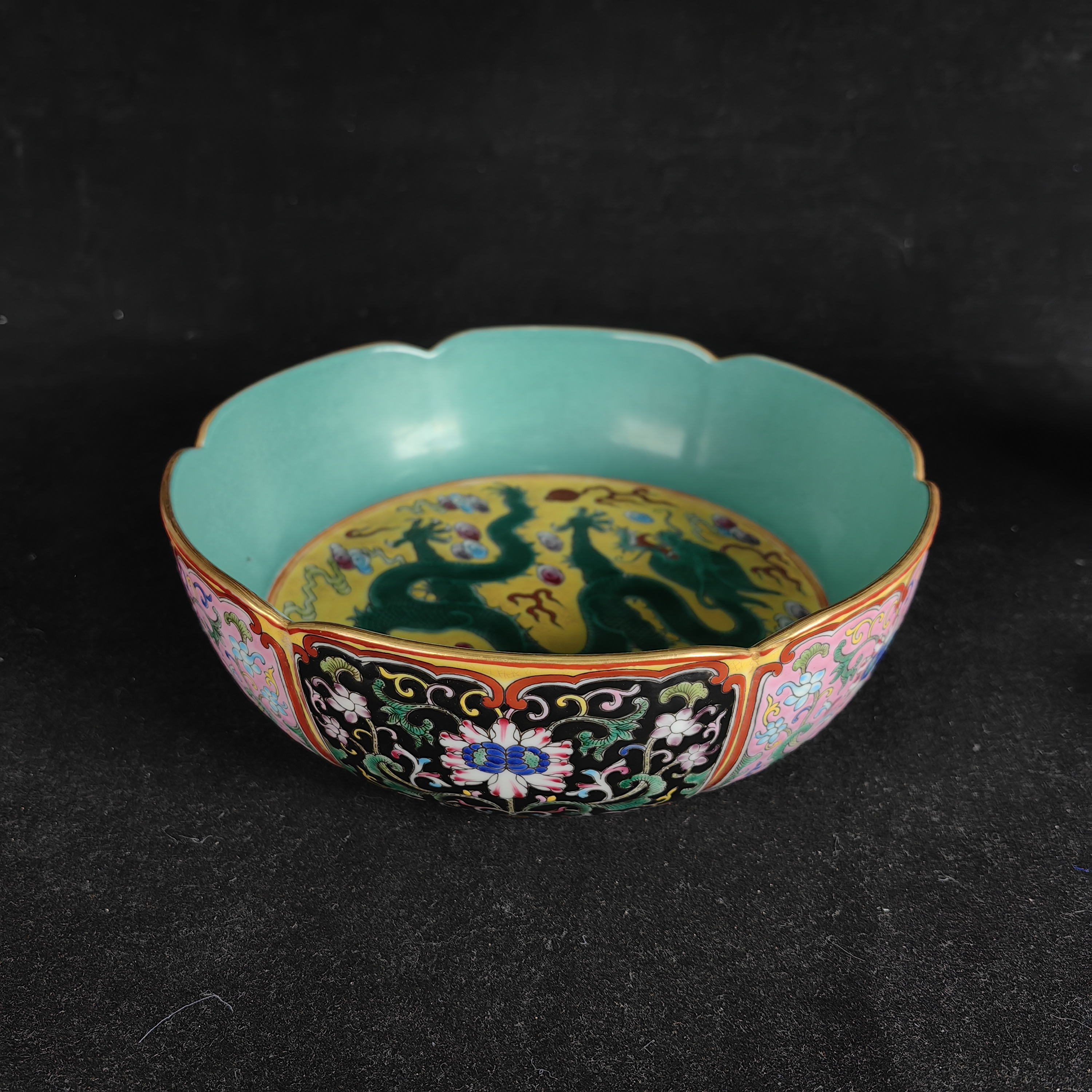 内黄地粉彩云龙纹外粉彩开窗花卉纹水洗