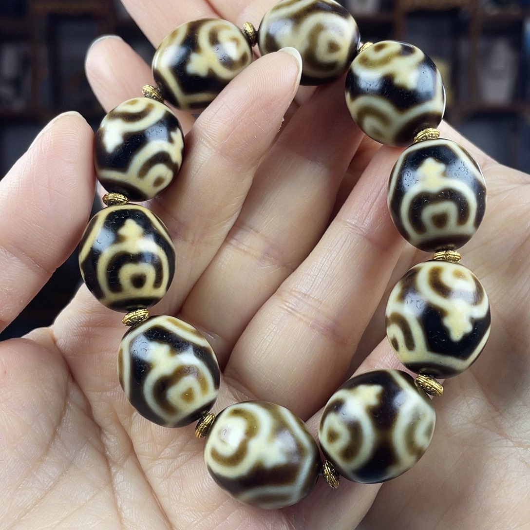 龙***居玛瑙/玉髓合金颈饰张魁