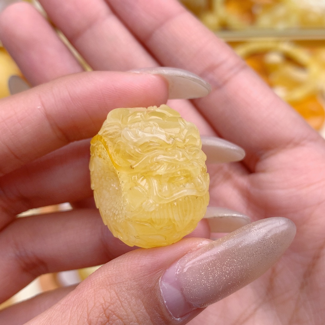 伊***犁琥珀未镶嵌珠宝奇石