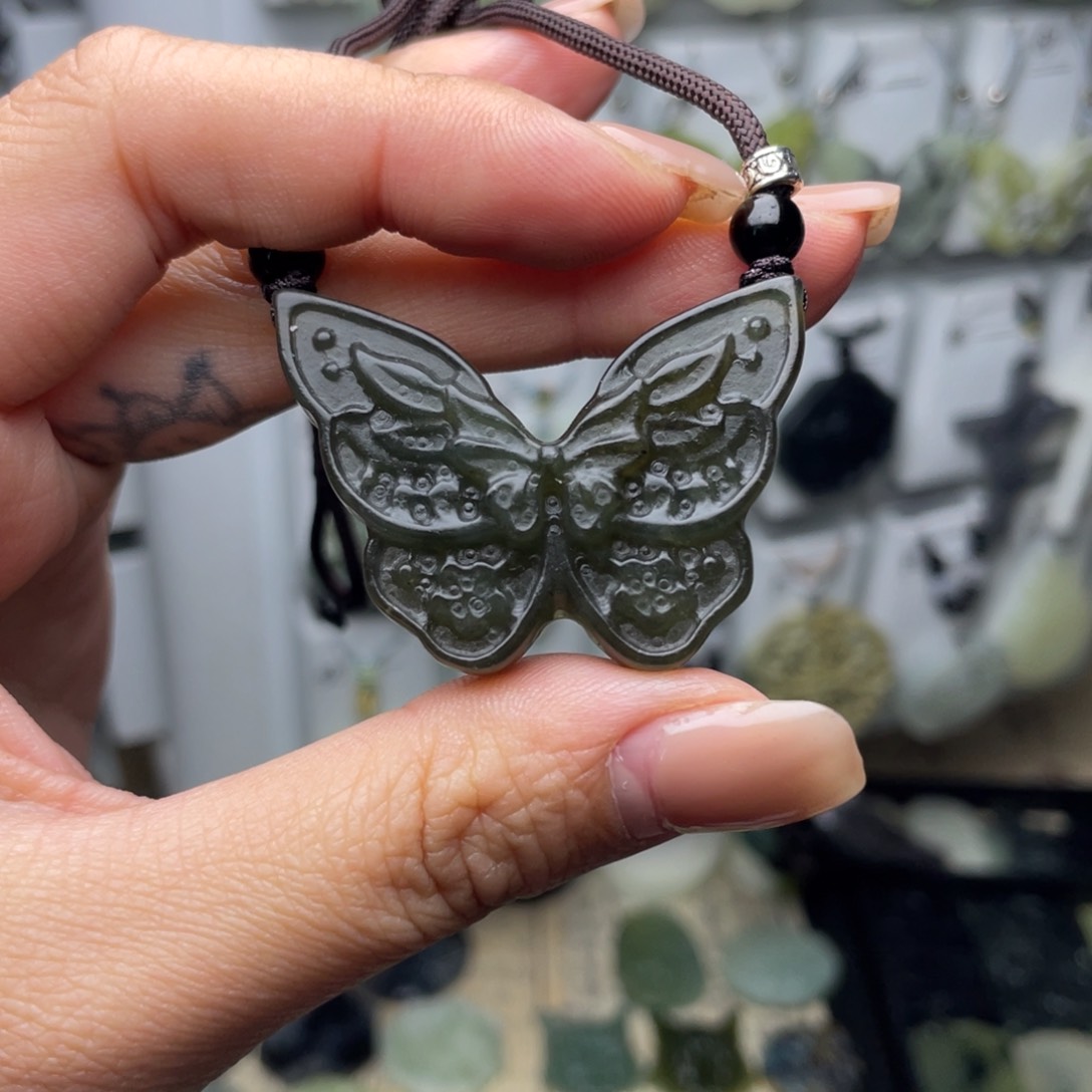 岫玉未镶嵌颈饰蝴蝶