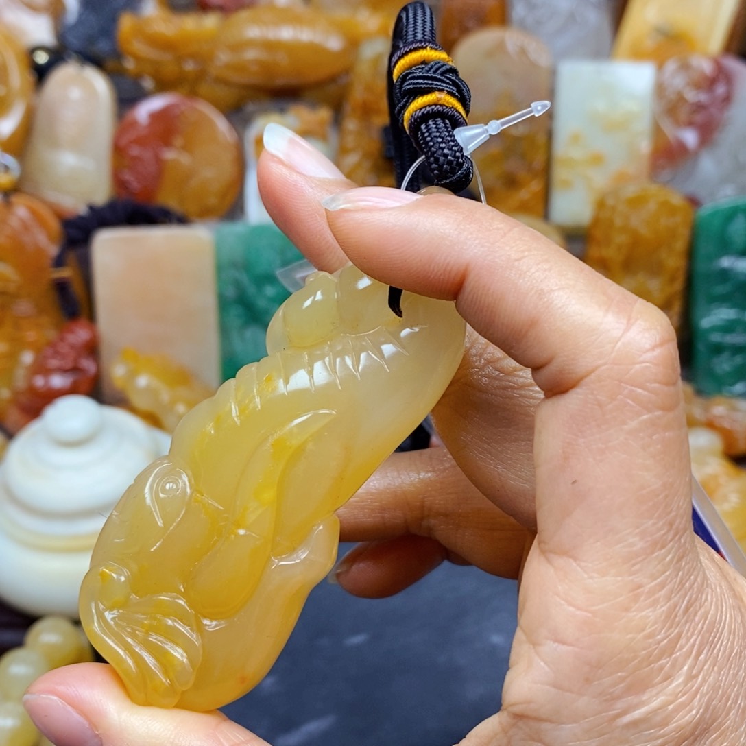 石英质玉（黄龙玉）颈饰未镶嵌