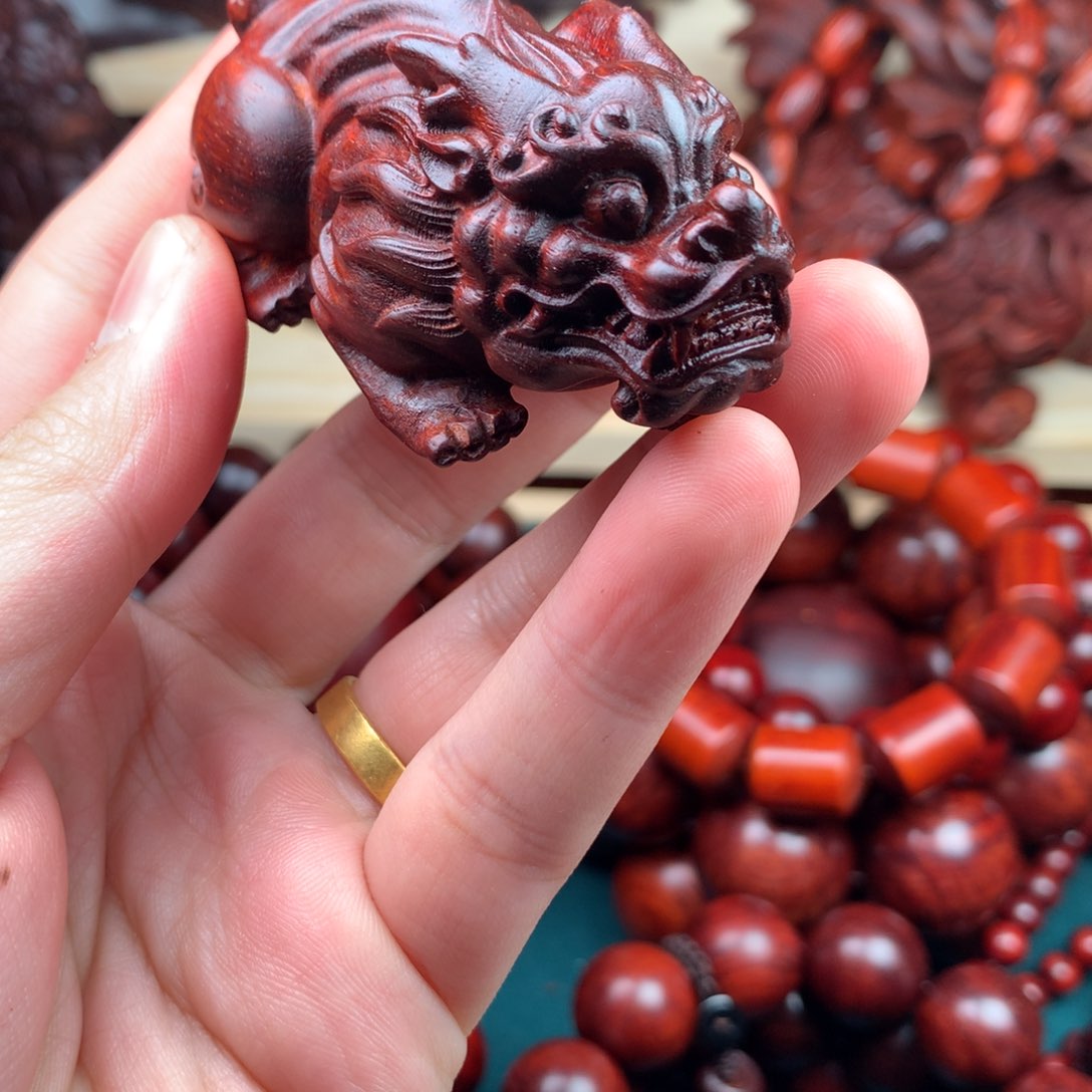 木高品质血檀貔貅雕刻