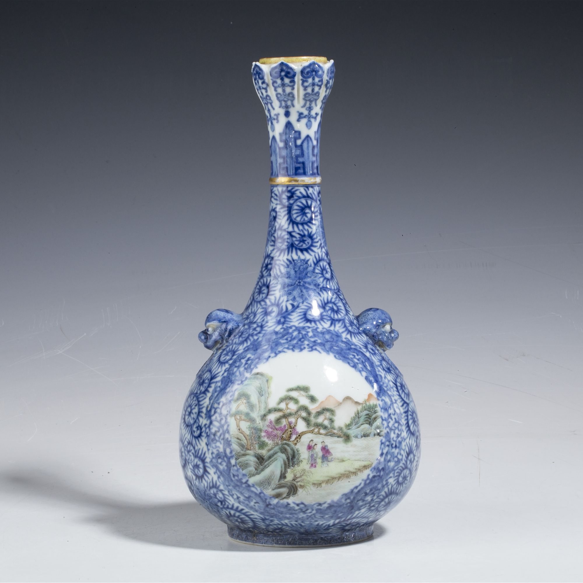 【拍卖-民国】·青花开窗粉彩仕女游春图兽耳蒜头瓶