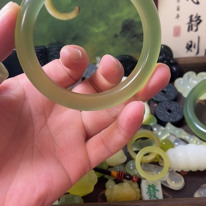 小***道蛇纹石玉未镶嵌颈饰