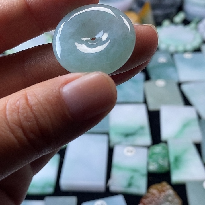 翡翠挂件未镶嵌翡翠的