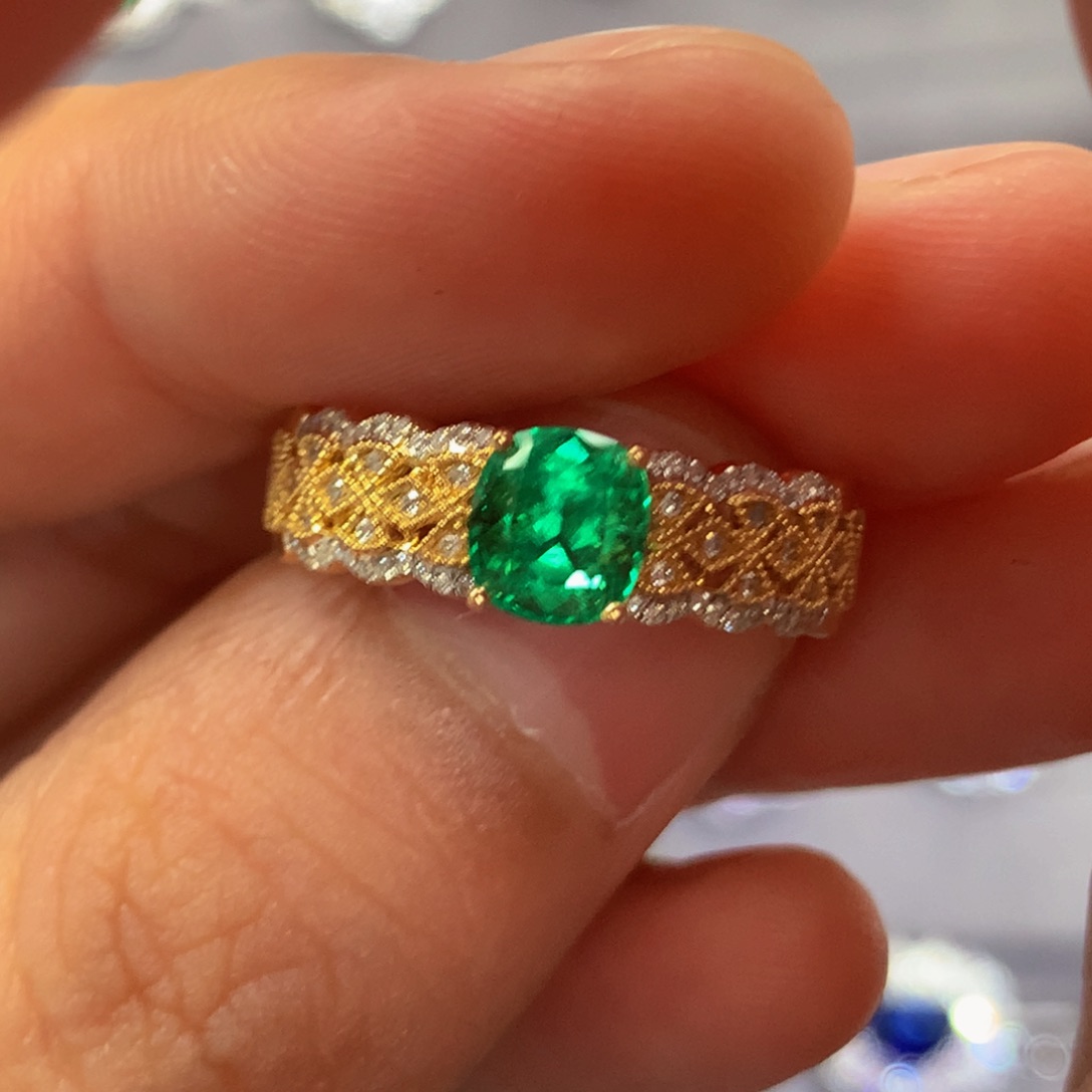 祖母绿戒指18K金镶嵌周**?