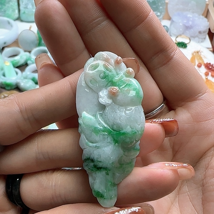 翡翠颈饰未镶嵌黄加绿特色金鱼