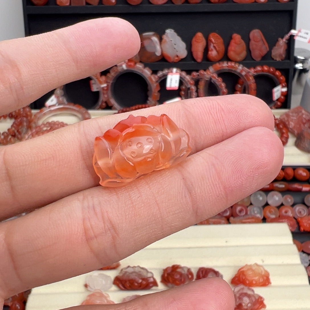 邓***旋南红玛瑙未镶嵌颈饰荷花