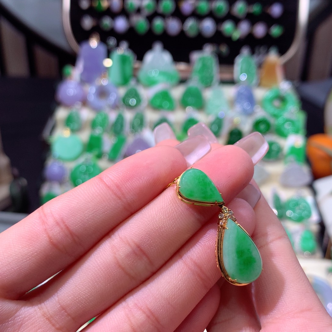 翡翠颈饰18K金镶嵌翡翠