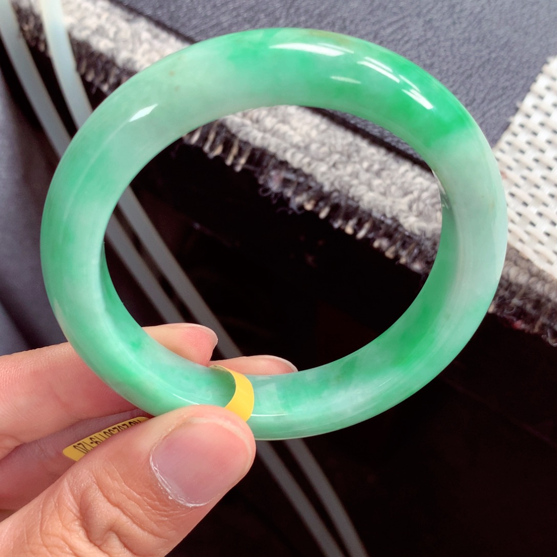 翡翠手镯未镶嵌缅甸