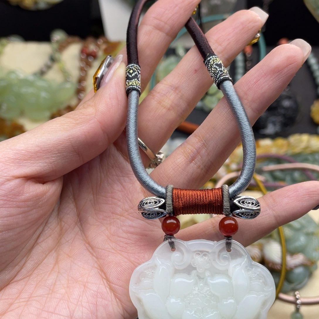 蛇纹石玉颈饰未镶嵌