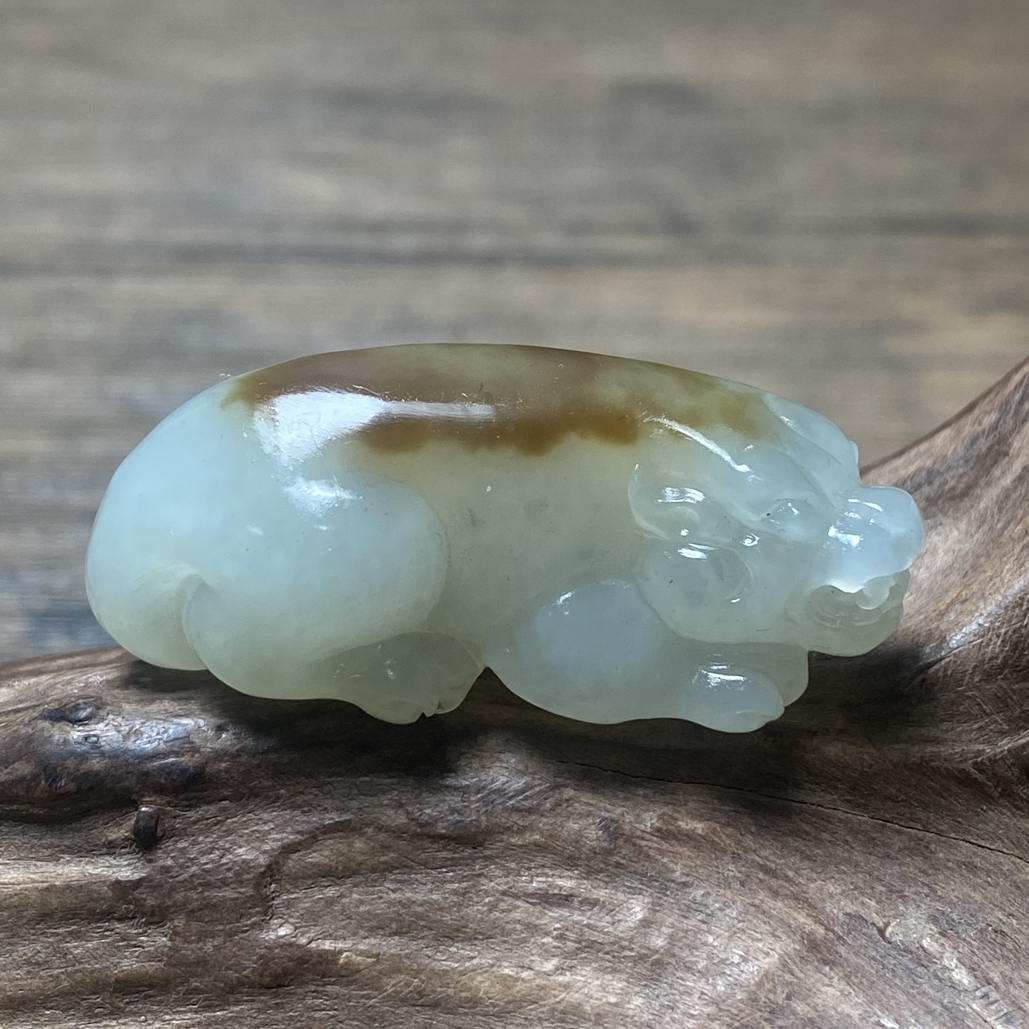 新疆和田玉且末糖《貔貅》吊坠 尺寸：41.1/17.3/16.9mm 重量：17.6g