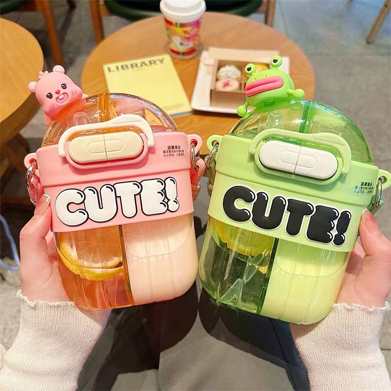 新款高颜值卡通便携吸管分仓水杯(带背带)Z0290