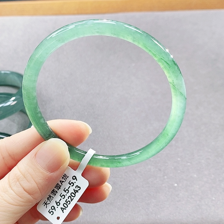 翡翠未镶嵌手镯（圆镯）