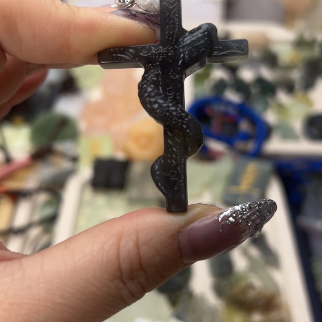 蛇纹石玉颈饰合金