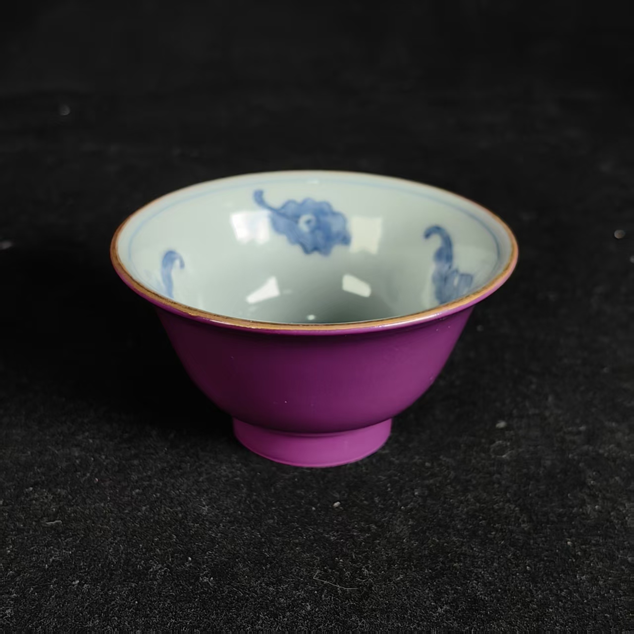 内青花五蝠纹外茄皮紫釉杯