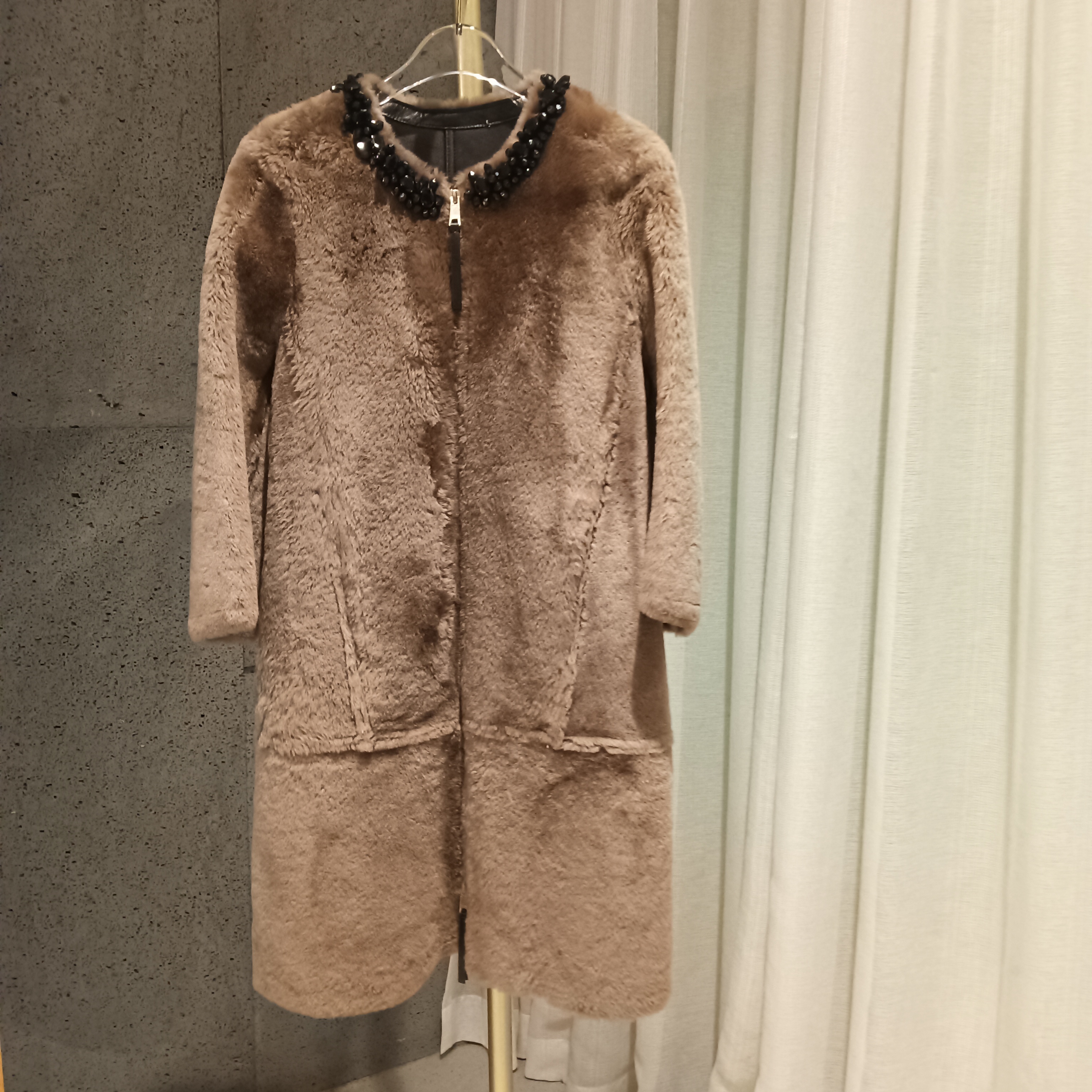 M6980 特！版衣卡其色领口黑色钉珠中长款皮衣外套  款号YP9387