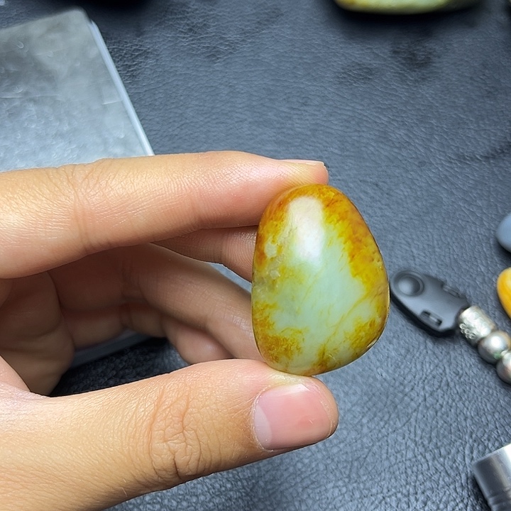 和田玉未镶嵌把件